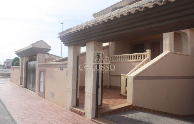 Adosado - Obra nueva - Torrevieja -
                    Los altos