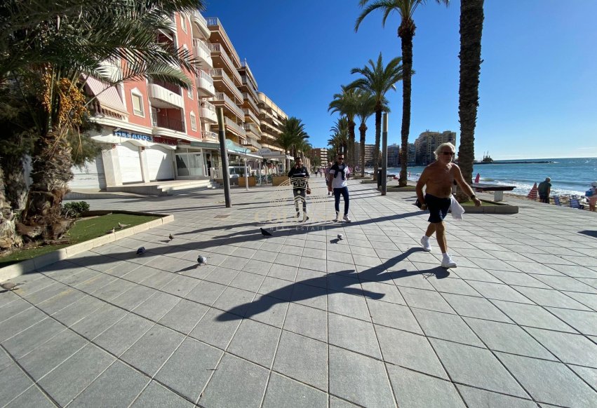 Resale - Apartamento -
Torrevieja - Paseo maritimo