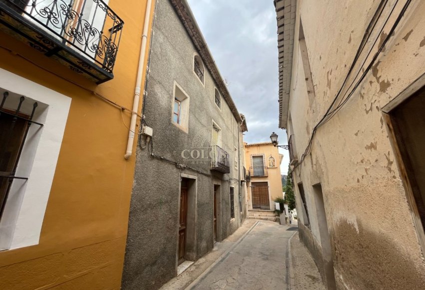 Resale - Casa -
Sella - PUEBLO
