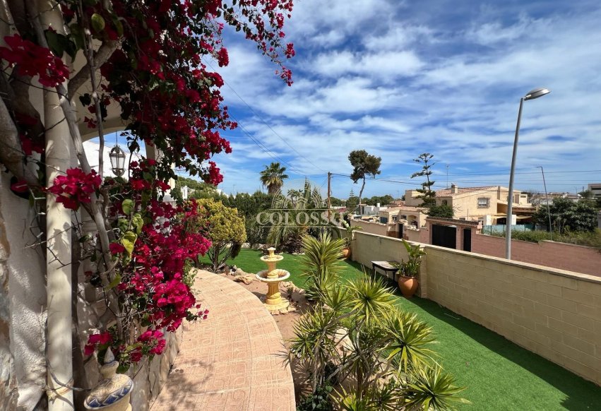 Resale - Casa -
Torrevieja - Los balcones