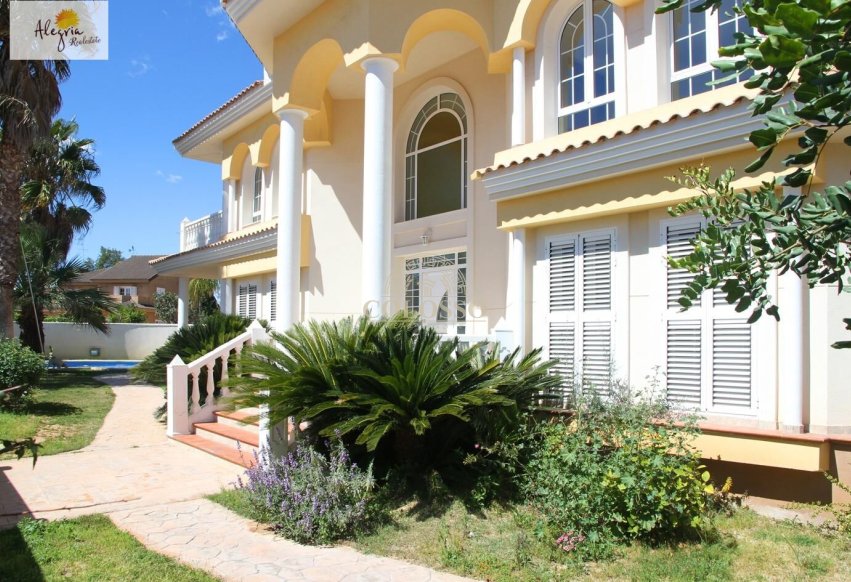 Resale - Chalet -
L'Eliana - MONTEALEGRE