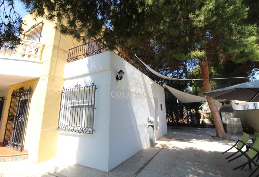 Resale - Chalet -
Orihuela Costa - Punta Prima