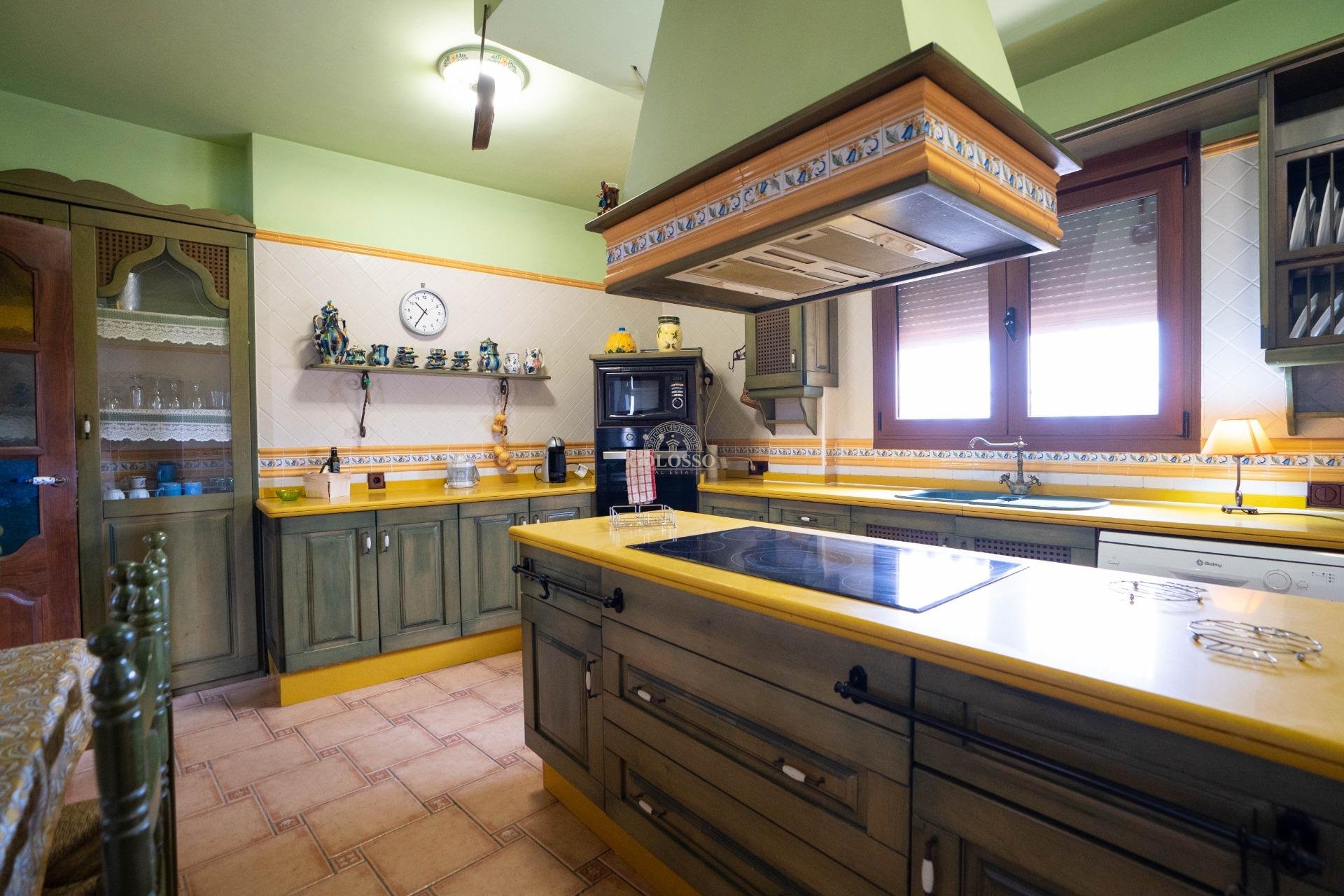 Resale - Inmueble singular -
San Miguel de Salinas - CENTRO