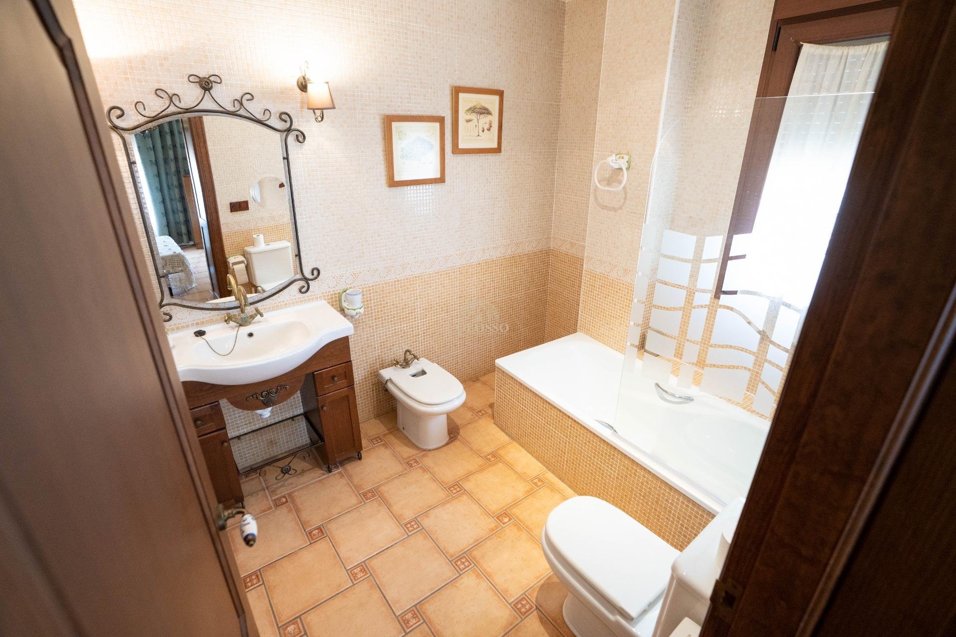 Resale - Inmueble singular -
San Miguel de Salinas - CENTRO