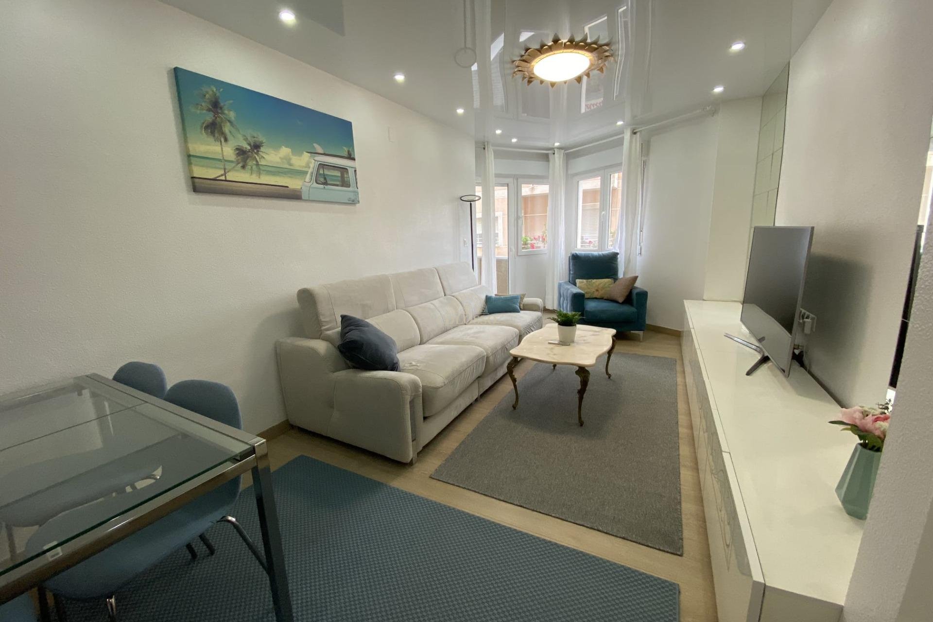 Resale - Piso -
Torrevieja - Paseo maritimo