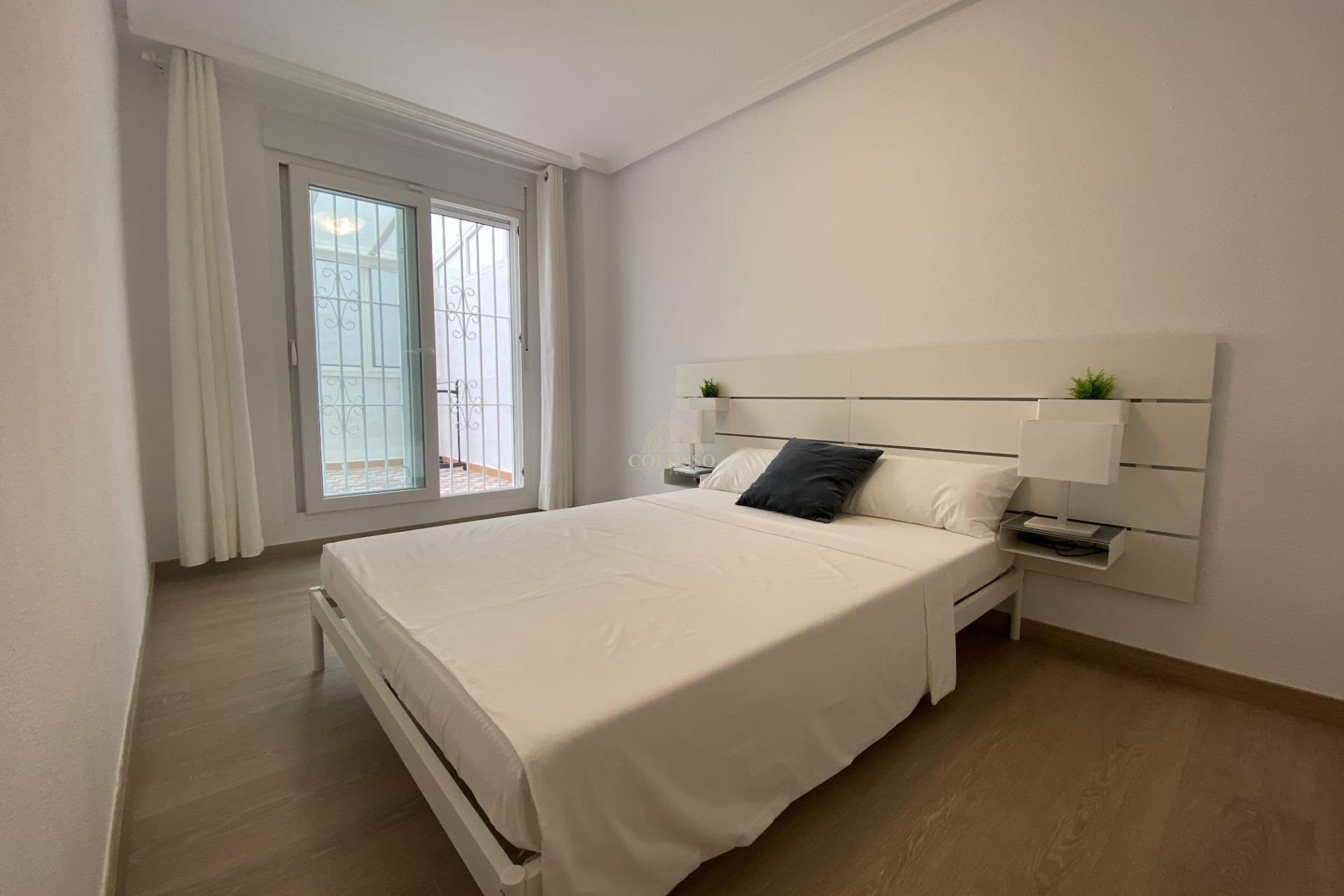 Resale - Piso -
Torrevieja - Paseo maritimo
