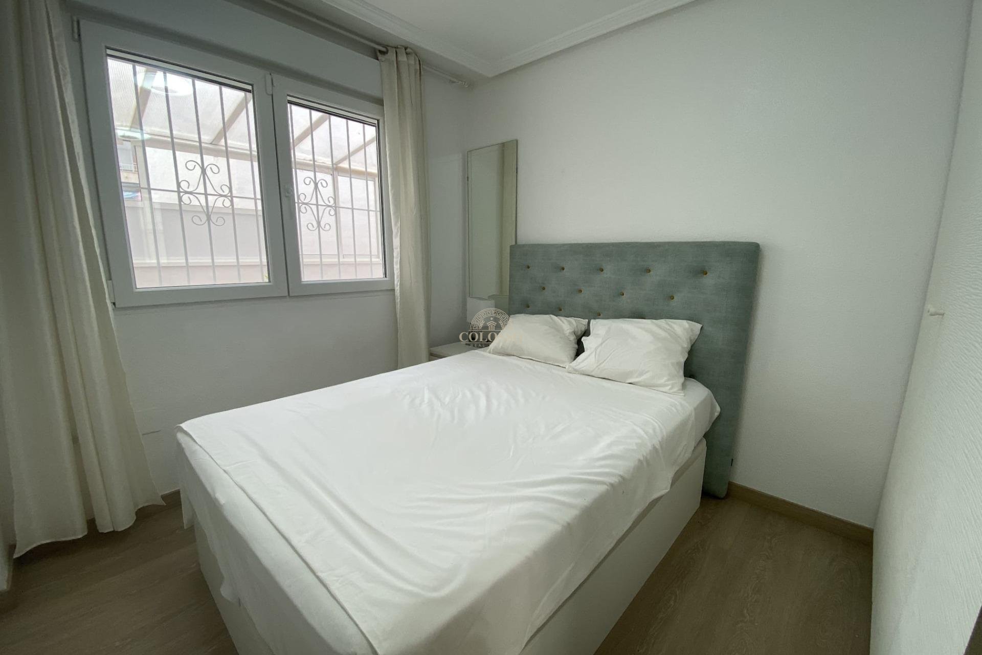 Resale - Piso -
Torrevieja - Paseo maritimo