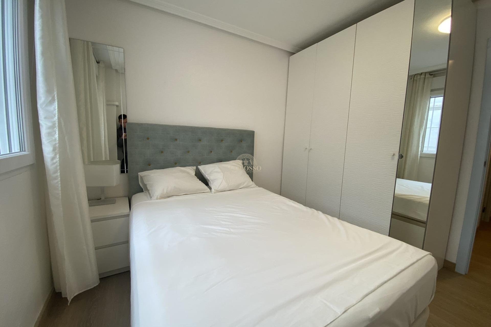 Resale - Piso -
Torrevieja - Paseo maritimo