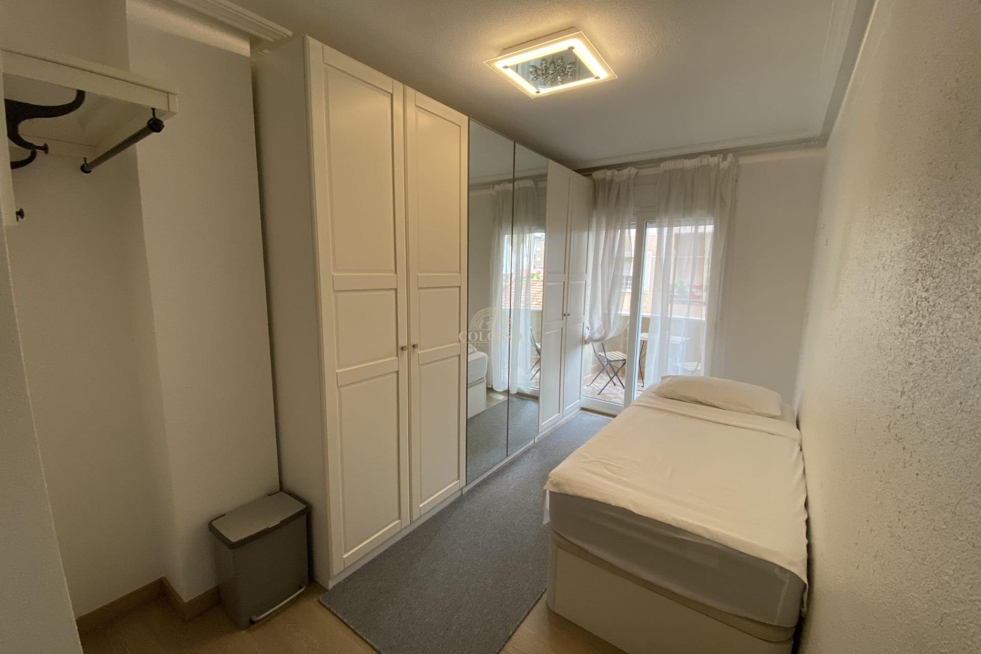 Resale - Piso -
Torrevieja - Paseo maritimo