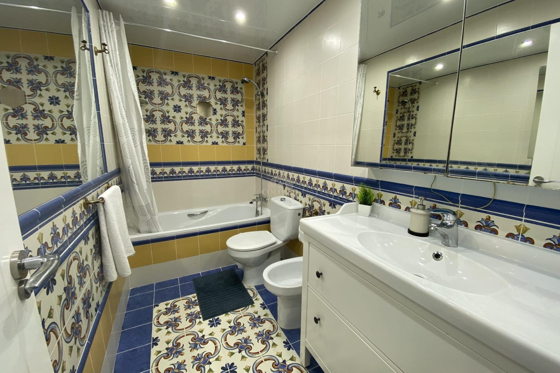Resale - Piso -
Torrevieja - Paseo maritimo