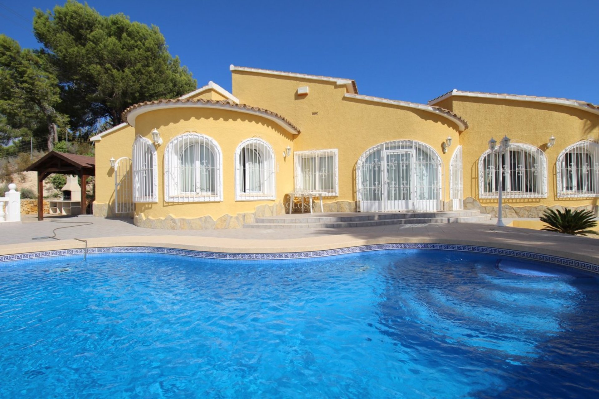 Resale - Villa -
Calpe - Empedrola