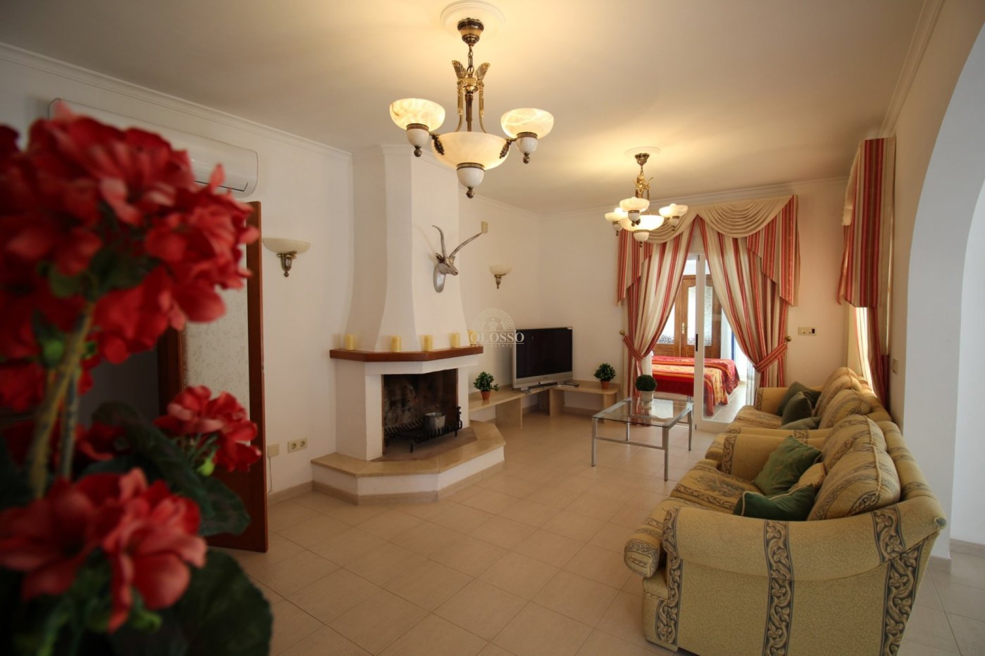 Resale - Villa -
Calpe - Empedrola