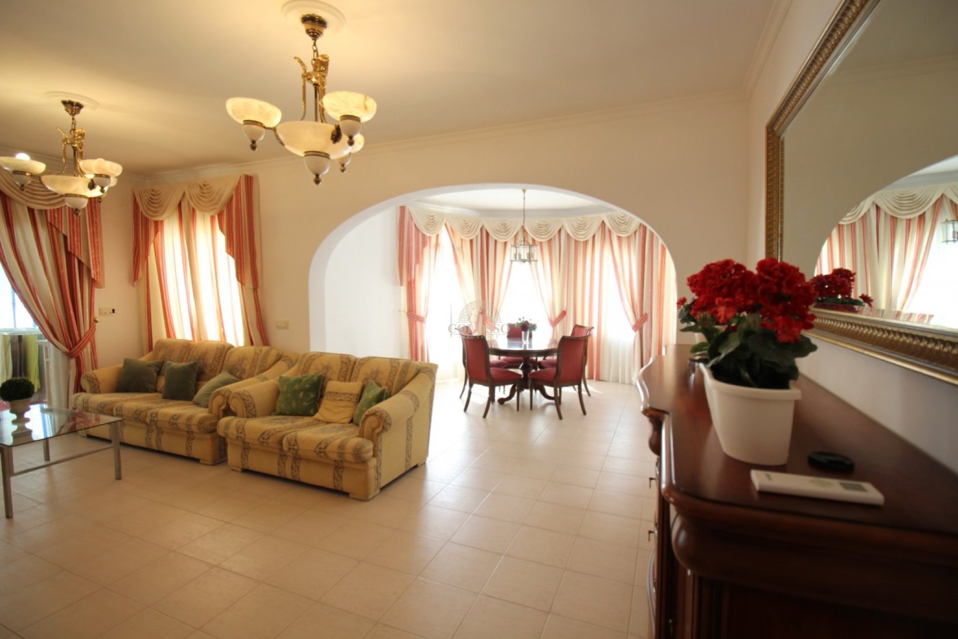 Resale - Villa -
Calpe - Empedrola