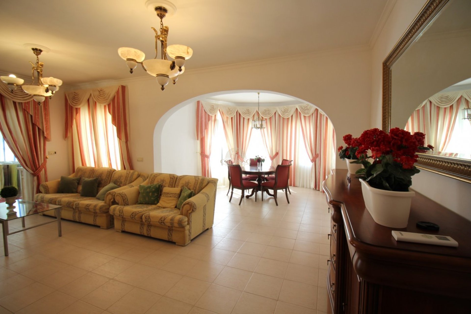 Resale - Villa -
Calpe - Empedrola