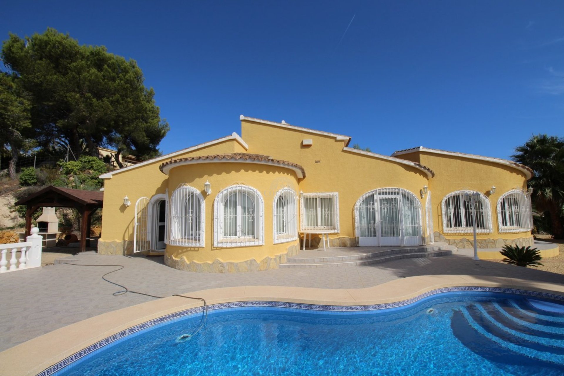 Resale - Villa -
Calpe - Empedrola