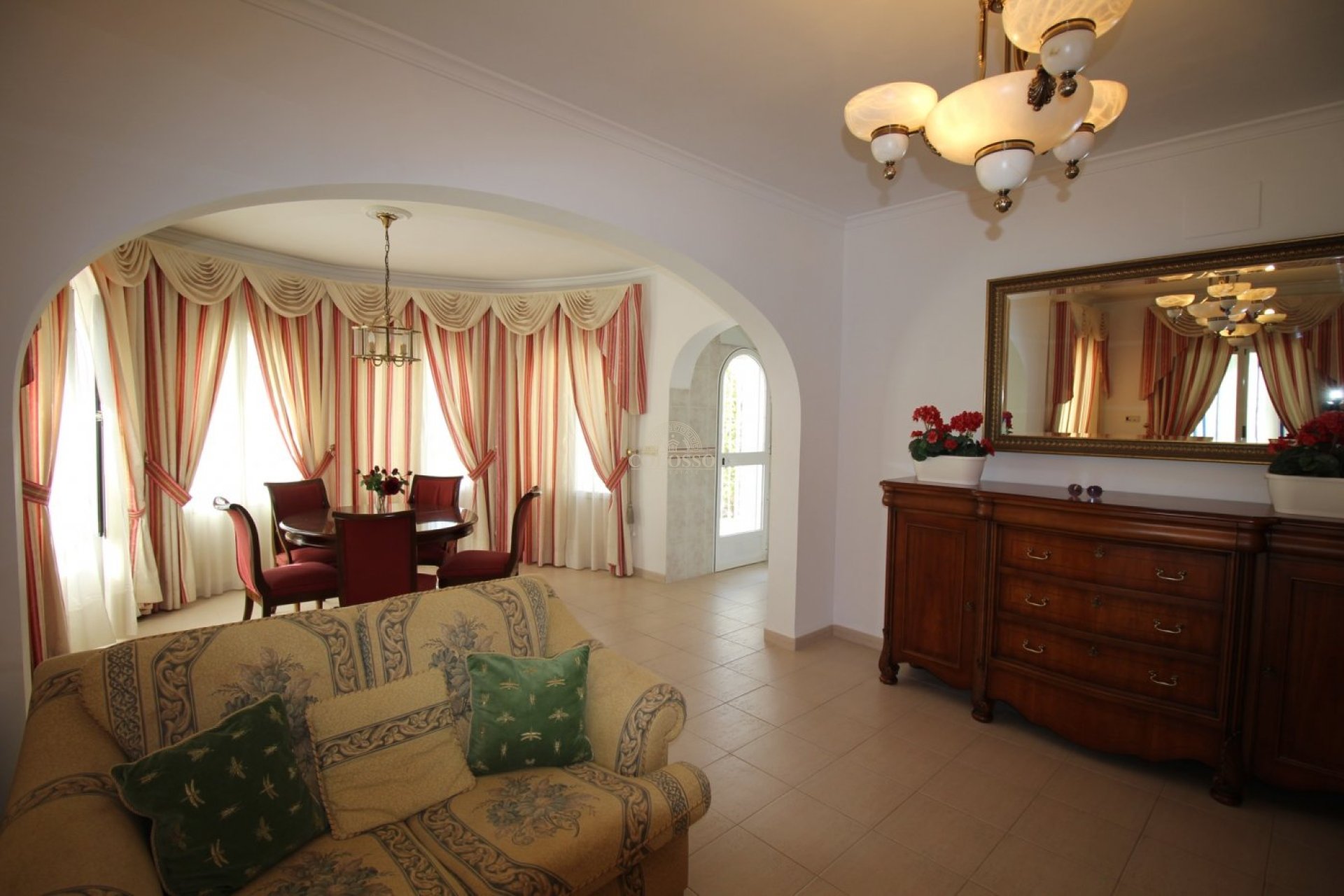 Resale - Villa -
Calpe - Empedrola