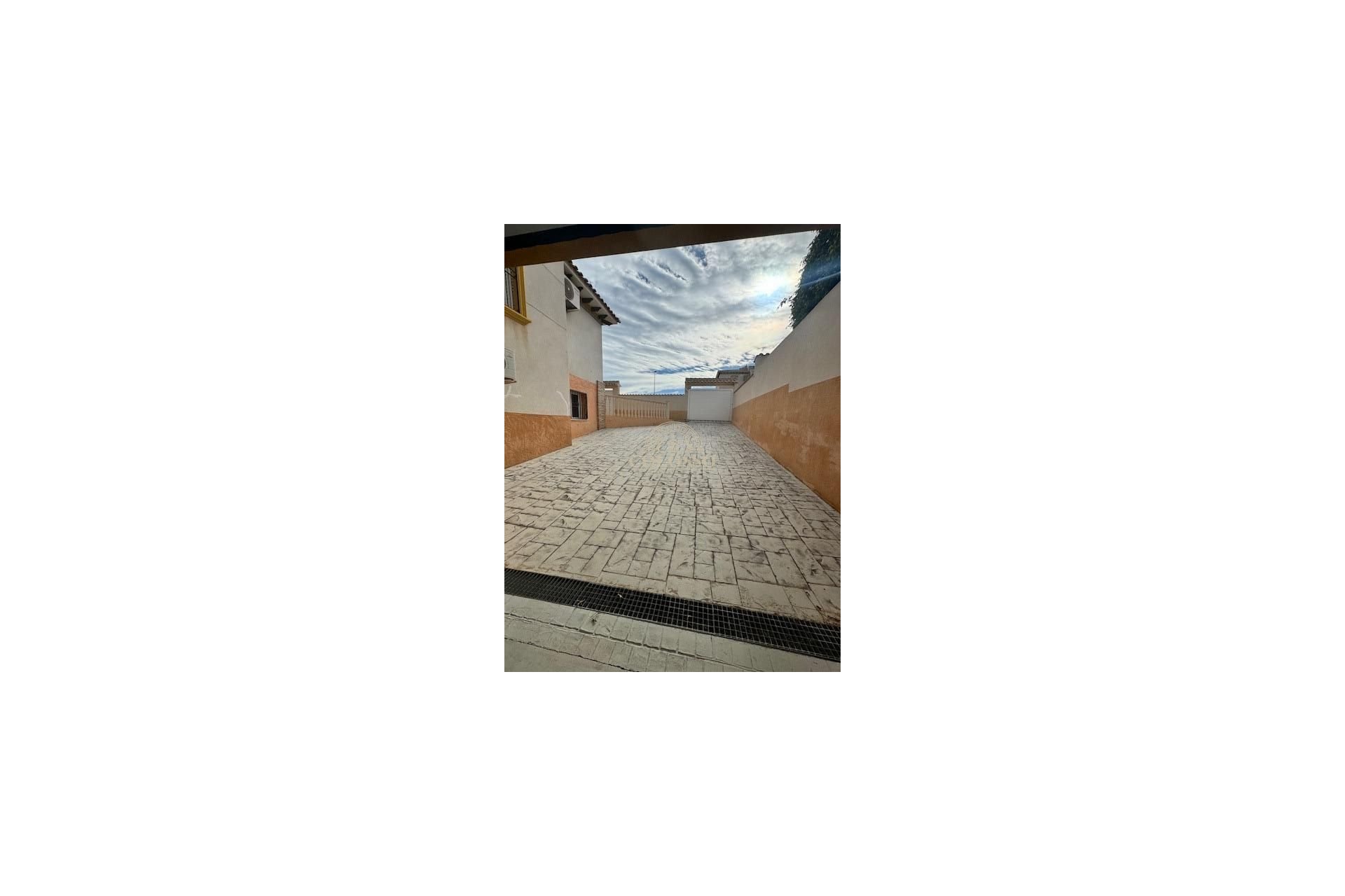 Resale - Villa -
Orihuela Costa - Montezenia