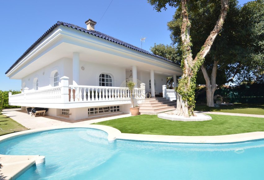 Resale - Villa -
Torrevieja - Centro