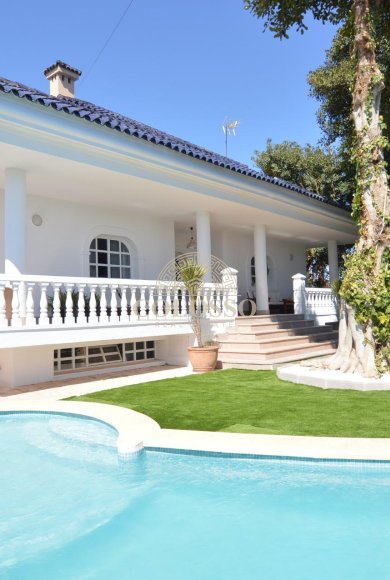 Resale - Villa -
Torrevieja - Centro