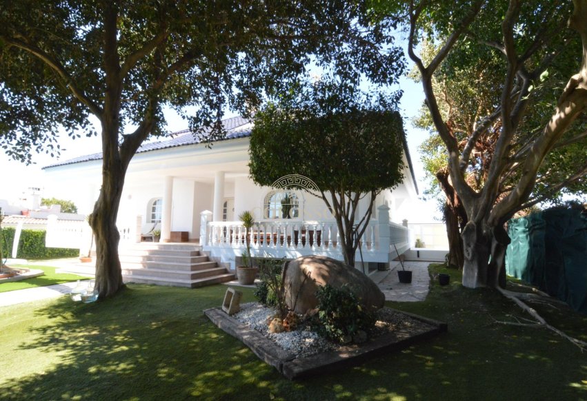 Resale - Villa -
Torrevieja - Centro