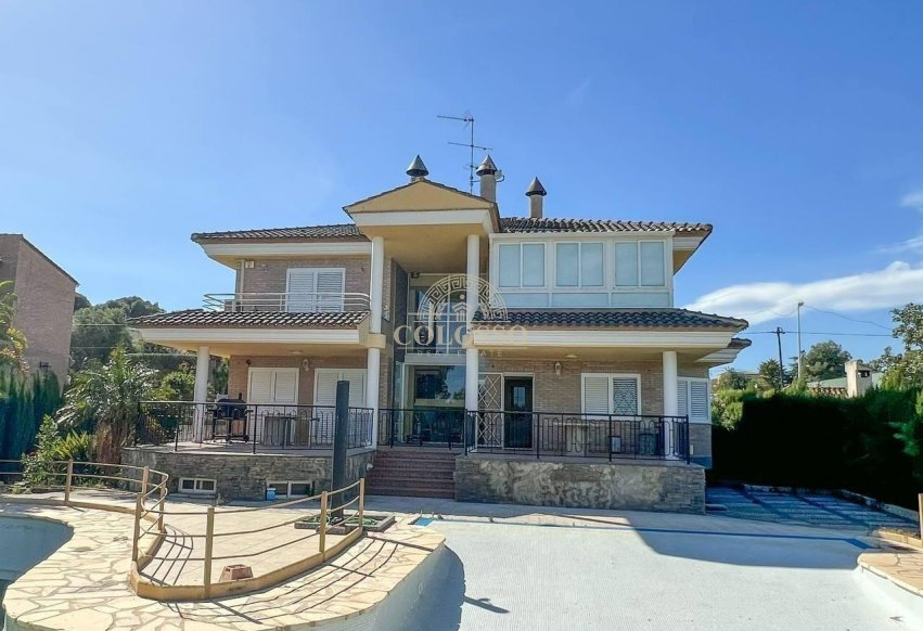Reventa - Chalet -
Manises - Calle mayor-Masia de la Cova