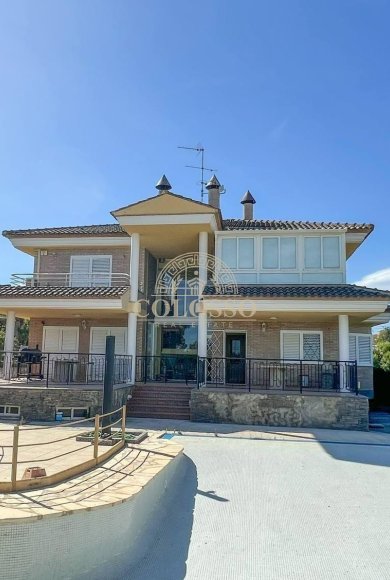 Reventa - Chalet -
Manises - Calle mayor-Masia de la Cova