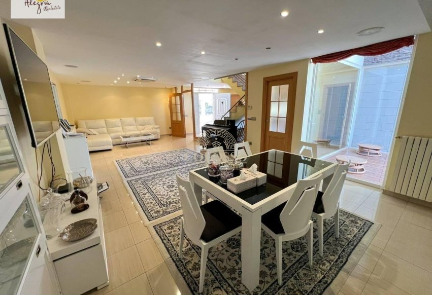 Reventa - Chalet -
Manises - Calle mayor-Masia de la Cova