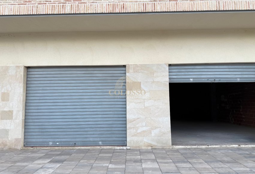 Revente - Local commercial -
Rafal