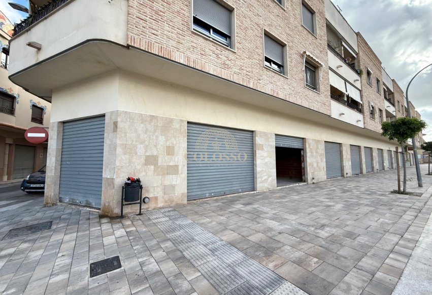 Revente - Local commercial -
Rafal