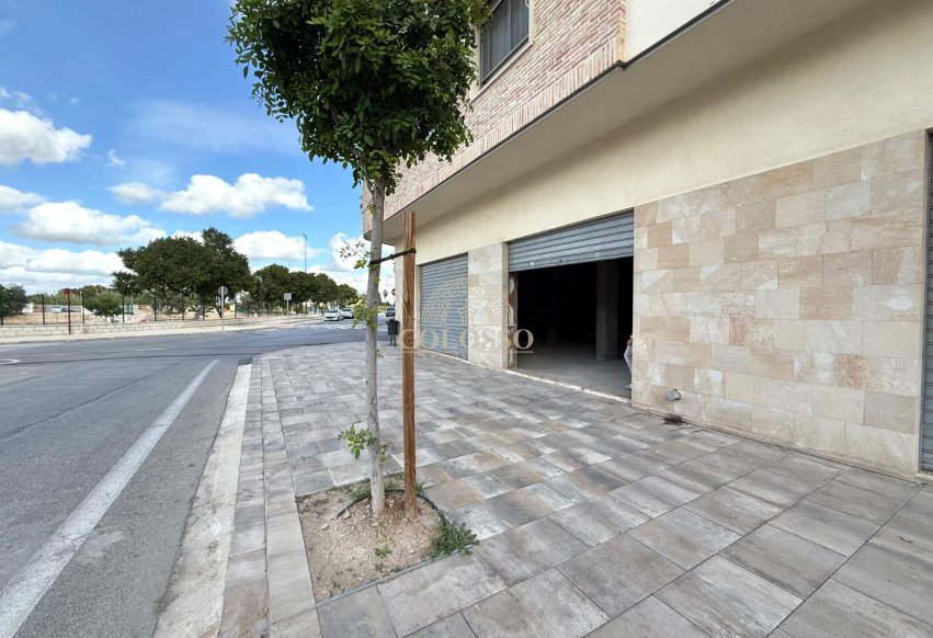 Revente - Local commercial -
Rafal