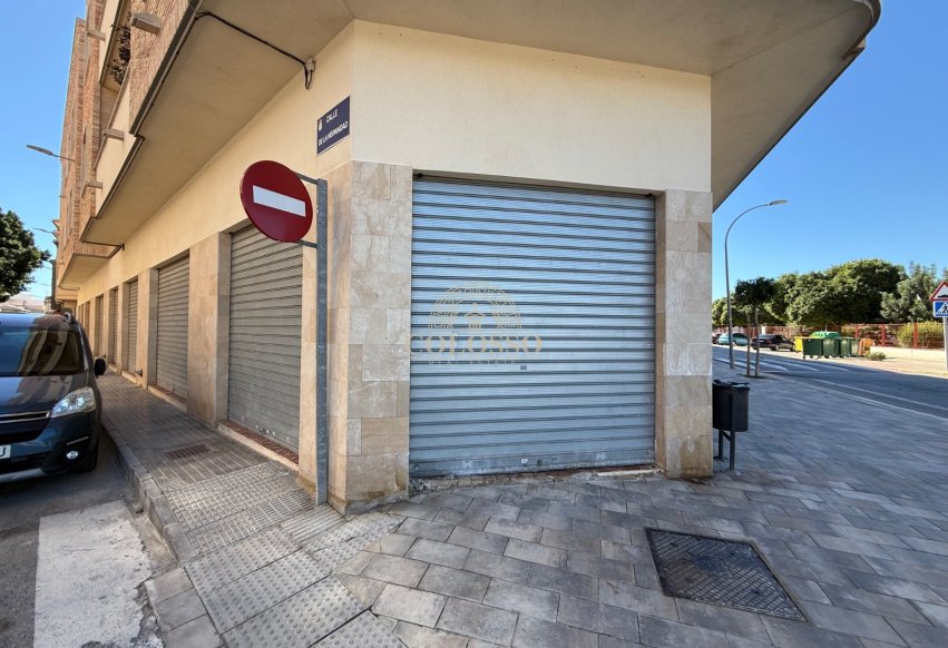 Revente - Local commercial -
Rafal