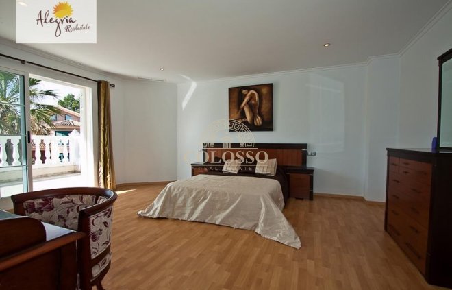 Resale - Chalet -
L'Eliana - MONTEALEGRE