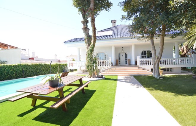 Resale - Villa -
Torrevieja - Centro