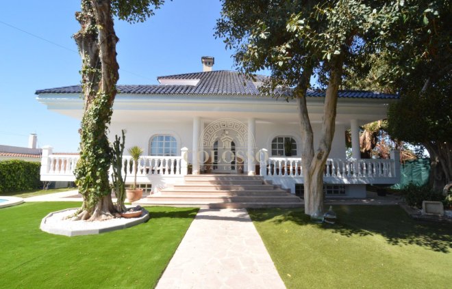Resale - Villa -
Torrevieja - Centro