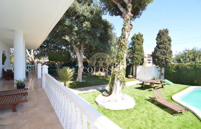 Resale - Villa -
Torrevieja - Centro
