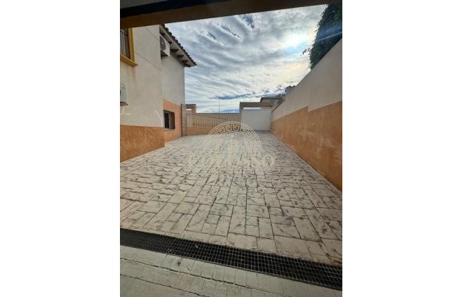 Resale - Villa -
Orihuela Costa - Montezenia