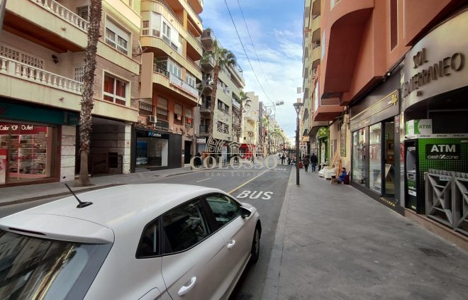 Resale - Piso -
Torrevieja - Centro