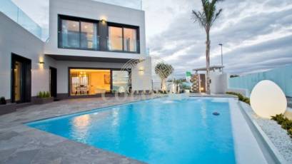 Resale - Villa -
Orihuela Costa - Campoamor