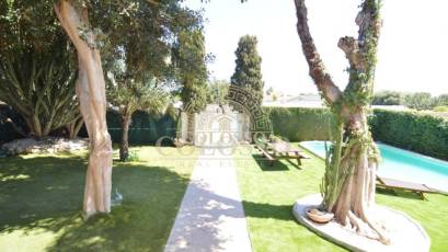 Resale - Villa -
Torrevieja - Centro