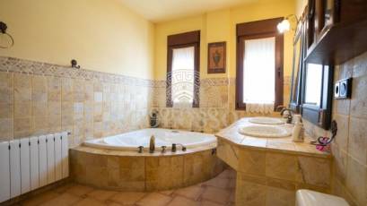 Resale - Inmueble singular -
San Miguel de Salinas - CENTRO