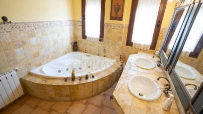 Resale - Inmueble singular -
San Miguel de Salinas - CENTRO