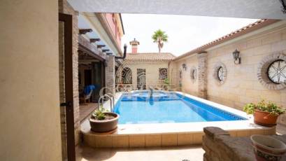 Resale - Inmueble singular -
San Miguel de Salinas - CENTRO