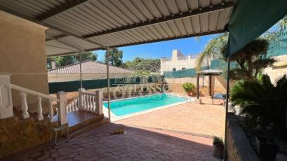 Resale - Chalet -
Godelleta - El bosque